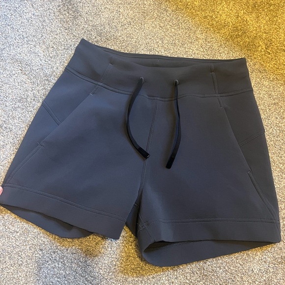 Lululemon in form shorts- 4 like new - Picture 1 of 3